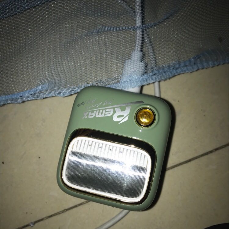 Tiki giao hàng rất nhanh luôn, mình tưởng mùng 8 mới tới vậy mà mùng 6 đã nhận được rồi. Tai nghe rất dễ thương và có nhiều tính năng hay mà mình bất ngờ luôn, để thử thêm một tuần nữa nếu ổn thì mình sẽ mua thêm cho mẹ