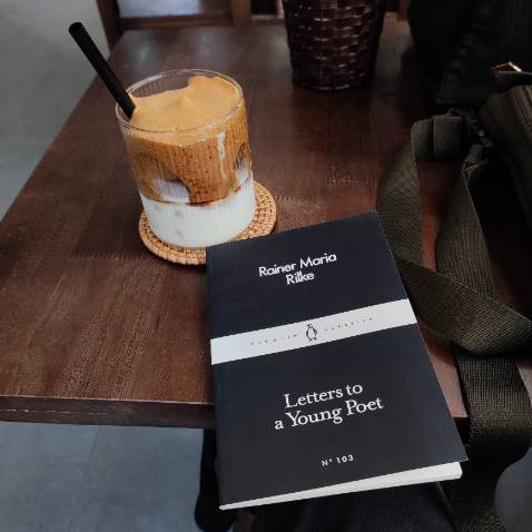 Kích cỡ sách bỏ túi, cầm gọn tay, giấy in dày dặn ❤️
Giao hàng nhanh nữa, 10/10 🙏
Một cuốn kinh điển dành cho những nghệ sĩ đứng trước hành trình sáng tác nghệ thuật.