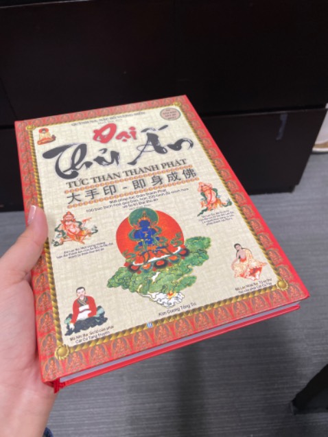 Sách mới còn nguyên seal. Đóng gói cẩn thận và giao hàng cực nhanh.