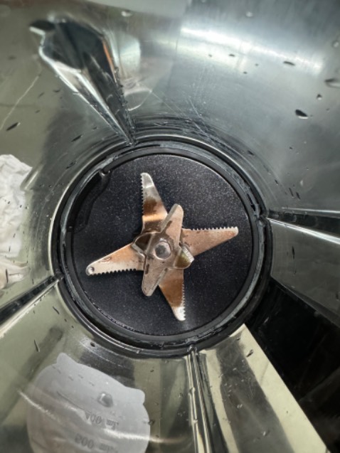 Tuy có 1 chút vướng mắc nhưng Tiki đã liên hệ nhà sản xuất để xác định chính xác nguyên nhân lỗi và thu hồi sản phẩm. Chăm sóc khách hàng của Tiki rất tốt. Theo tôi, nếu cần mua sản phẩm có giá trị, Tiki vẫn là nơi mua hàng đáng tin cậy nhất trong các sản thương mại điện hiện nay tại Việt Nam.