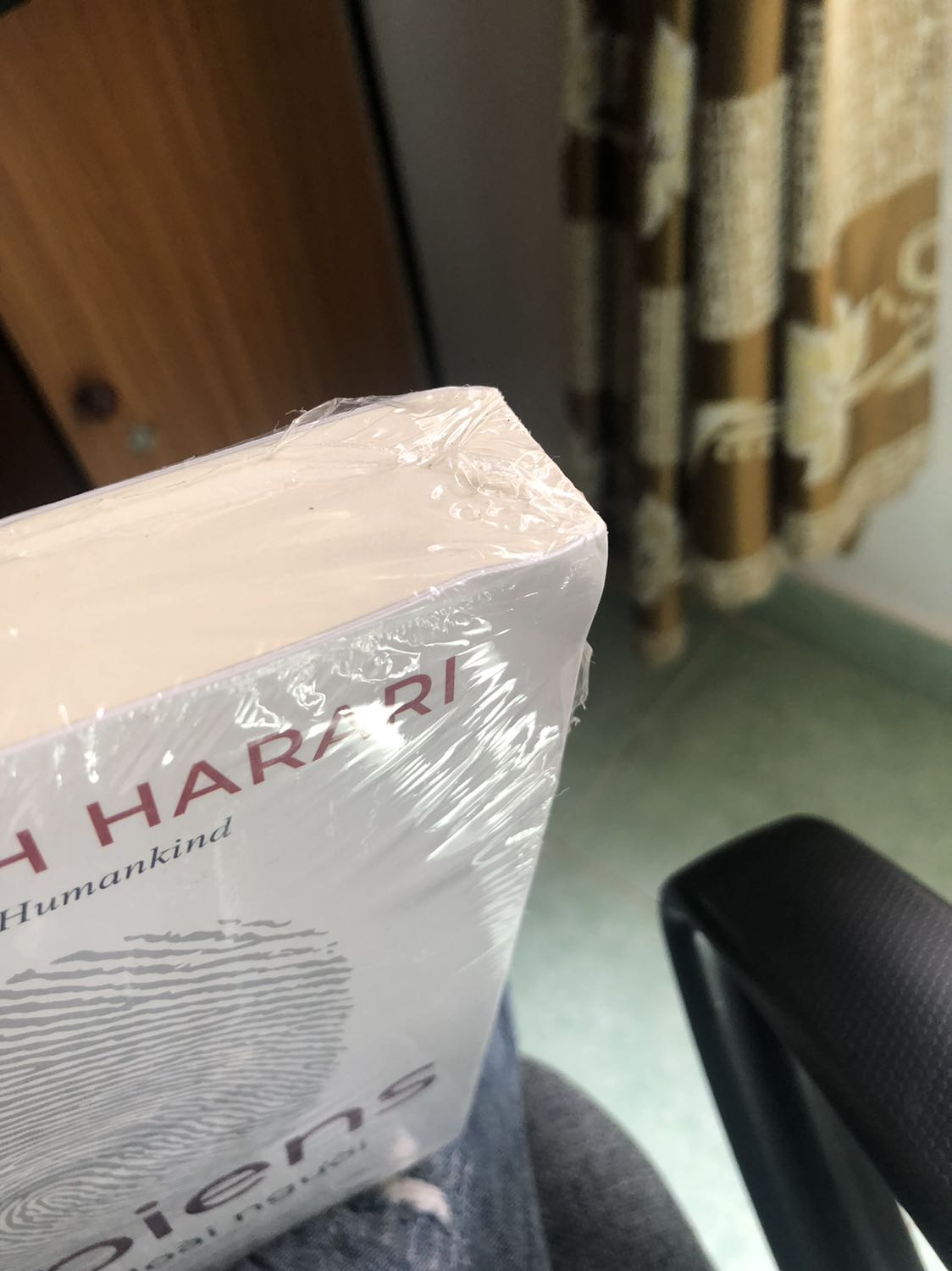 nhà sách này đóng gói khá sơ sài nên sách bị móp 2 góc và cạnh sách cũng có nhìu đốm bẩn.
mình mua nhà sách khác họ có bọc cả lớp chống sốc nên k có tình trạng này.
Nội dung mình chưa đọc nên k đánh giá