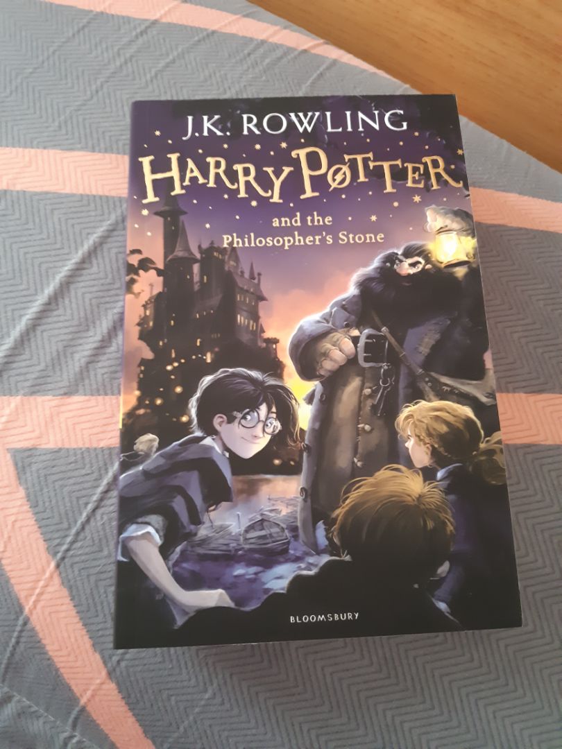 Giao hàng nhanh, sách trình bày đẹp, không bị gãy góc hay gáy,  bản dành cho thiếu nhi, và không có hình vẽ minh họa cho từng chương. Nói chung là hợp với túi tiền của mọi người. sách sx năm 2014 mà vẫn giữ được nguyên vẹn hình thức. 5 sao cho Fahasa nhé