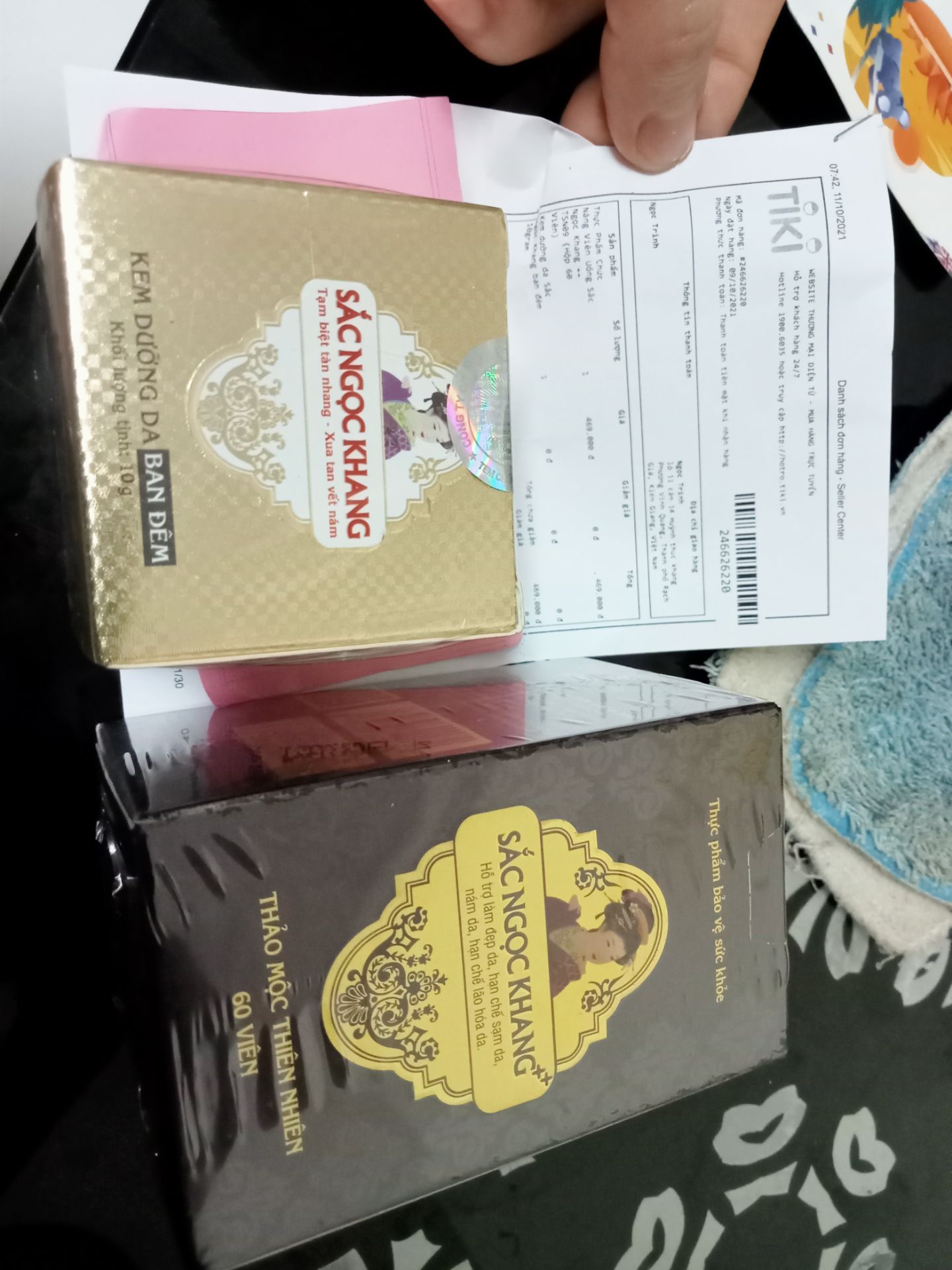 giao hàng khá chậm. nhưng khi nhận dc hàng khá hài lòng. có kèm quà tặng. sử dụng xem nếu tốt sẽ ủng hộ. có tem mác đầy đủ date lại xa.