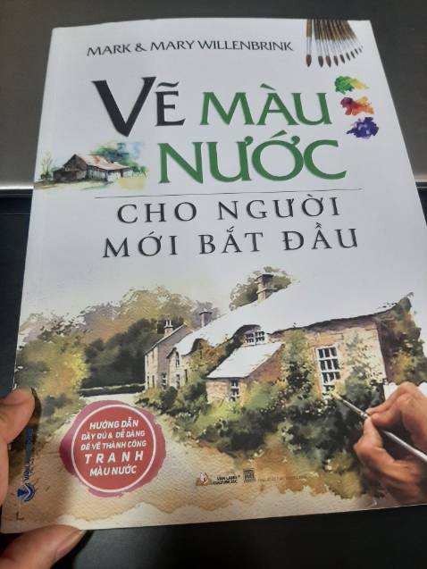 Sách khá hữu ích. Nội dung có các nguyên tắc cơ bản trong hội họa và các kỹ thuật sử dụng trong vẽ màu nước.