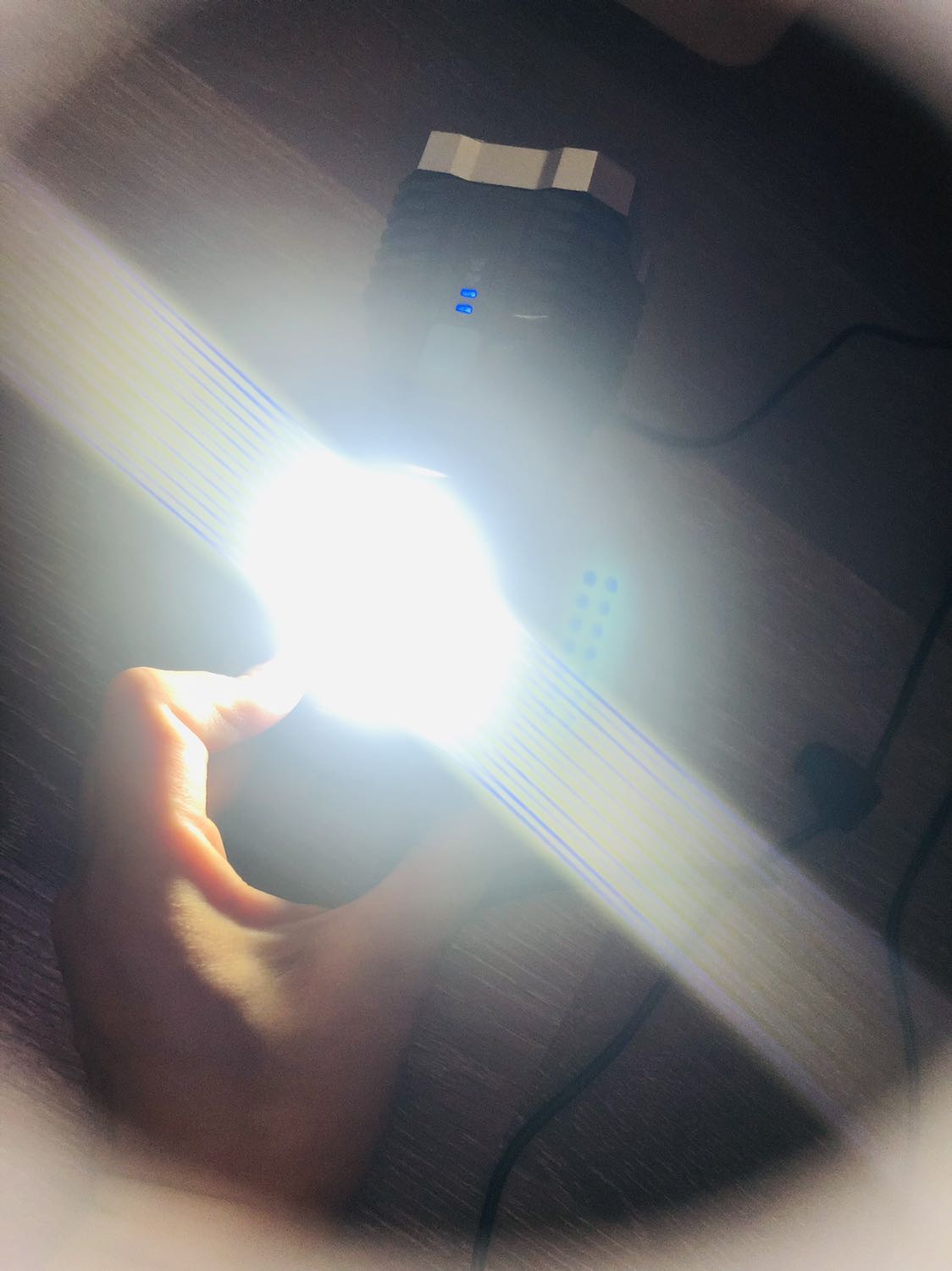 Giao nhanh 2h. Máy to cầm thích nhưng rất nhẹ không hề nặng. Đèn sáng nhiều chế độ. Sạc bằng điện mà không có dây sạc kèm khi bán. Phải lục tìm chui micro usb cắm vào sạc.