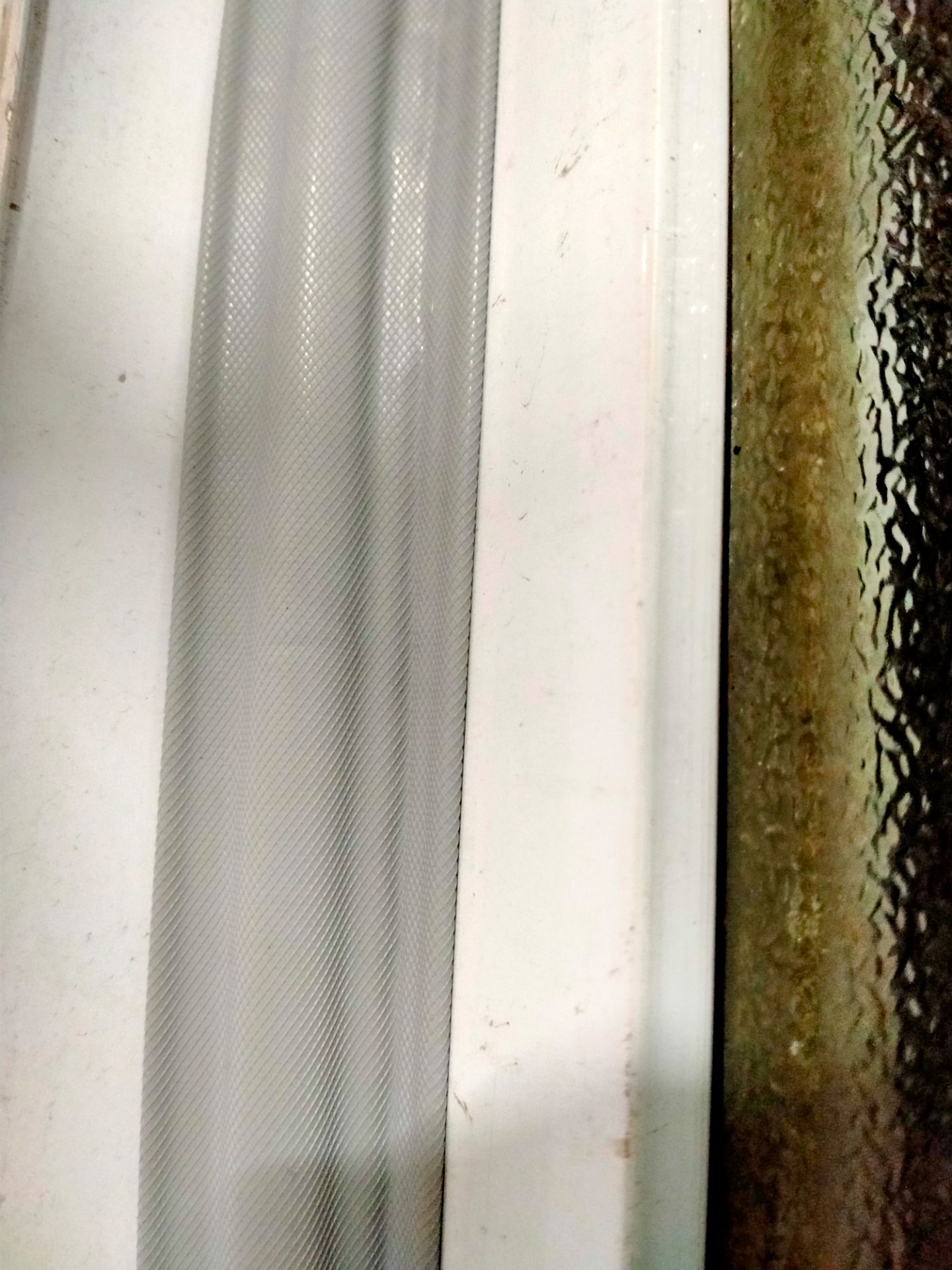 Chất liệu thô ráp không mượt như hình.