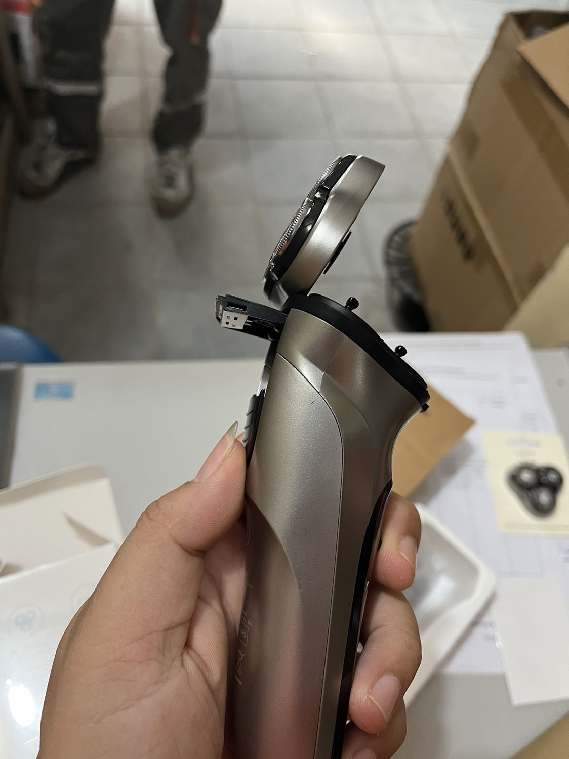 Chất lượng ok, cạo rất sạch, êm ái, còn có thêm tăng đơ cạo râu dài rất tiện, nên dùng
Giao hàng nhanh