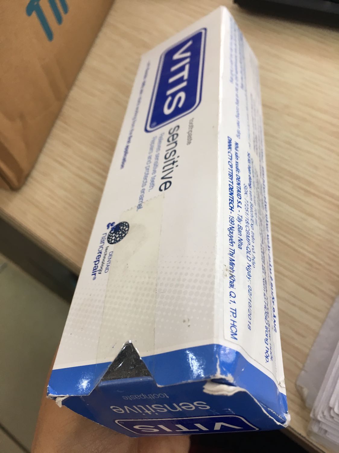 Chưa dùng nên chưa biết chất lượng ra sao nhưng vỏ hộp thì móp méo nát và bụi bẩn, tuýp kem đánh răng bên trong hộp giấy cũng bẹp và phủ 1 lớp bụi. Trong khi hộp của tiki thì phẳng phiu không 1 góc bẹp. Tuy nhiên lớp giấy bạc bên trong nắp tuýp thì còn nguyên và date chưa hết (SX NĂM 2009 ?)
Dù sao cũng khiến mình hoang mang về mặt hàng này, cảm thấy độ tin tưởng không cao!
Nói chung là không hài lòng tẹo nào với 1 tuýp kem đánh răng gần 200k