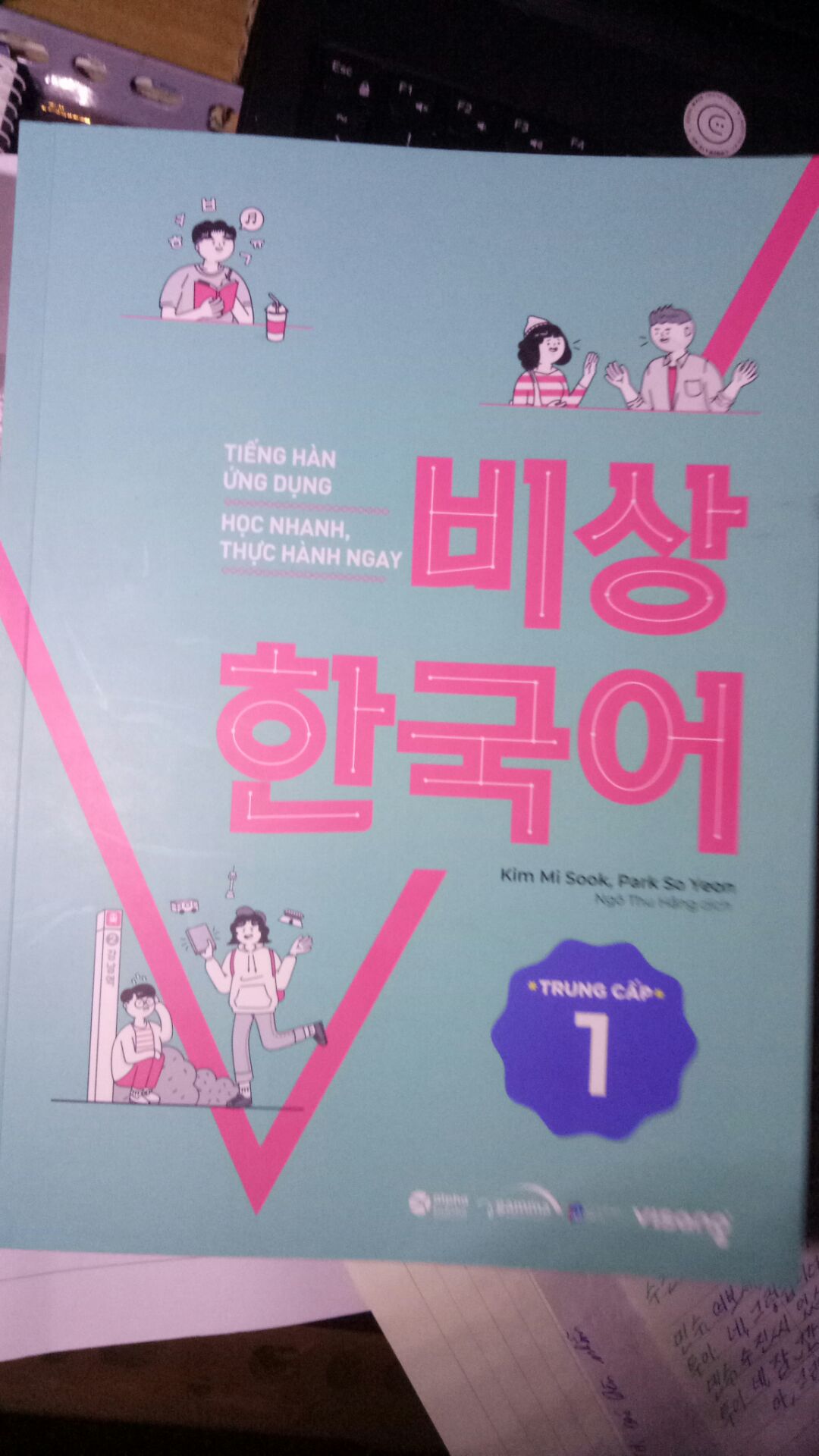 Đúng như tên sách, sách này rất phù hợp cho những bạn học tiếng Hàn đã học hết trình độ sơ cấp.