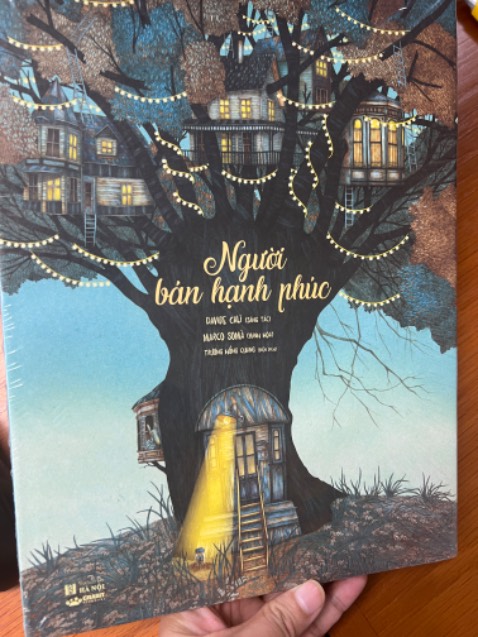 Sách bọc cẩn thận, có thêm lót ở 4 góc sách. 
Truyện đọc đơn giản với trẻ con. Nhưng đến cuối là suy ngẫm cho người lớn về thế nào là hạnh phúc, cách nhìn ra hạnh phúc trong cái bình dị. 
Truyện có phần phân tích khá hay
