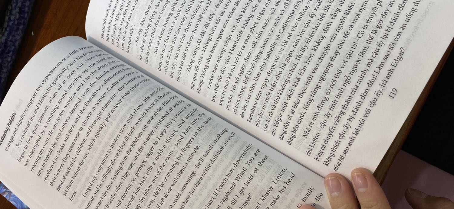 Sách bị dơ xíu :((((( Mình lau mãi mà hỏng hết