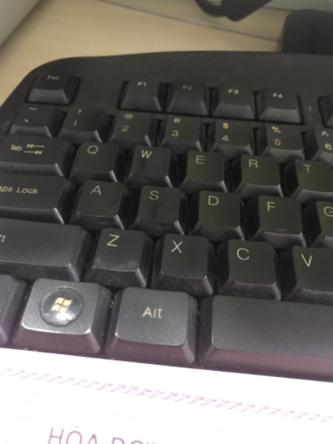 Dầu gội hơi khô tóc.giá rẻ.nói chung cũng tạm được.hình ảnh không liên quan sản phẩm.do mình mua cho người thân nên k chụp hình được