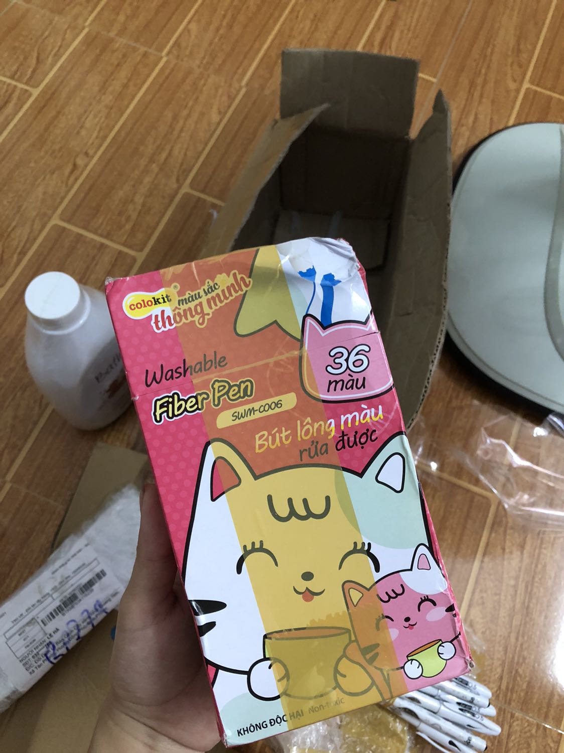 Bút thì rẻ và ổn dùng tô màu hoặc viết Calligraphy đều ok có điều giao hàng rất lâu và chậm mất mấy ngày, đóng gói xấu méo hộp, ngòi chóp nón này có thể viết chữ thư pháp hiện đại nha mọi người, có khi viết quen còn đẹp hơn ngòi brush Bút thì rẻ và ổn dùng tô màu hoặc viết Calligraphy đều ok có điều giao hàng rất lâu và chậm mất mấy ngày, đóng gói xấu méo hộp, ngòi chóp nón này có thể viết chữ thư pháp hiện đại nha mọi người, có khi viết quen còn đẹp hơn ngòi brush