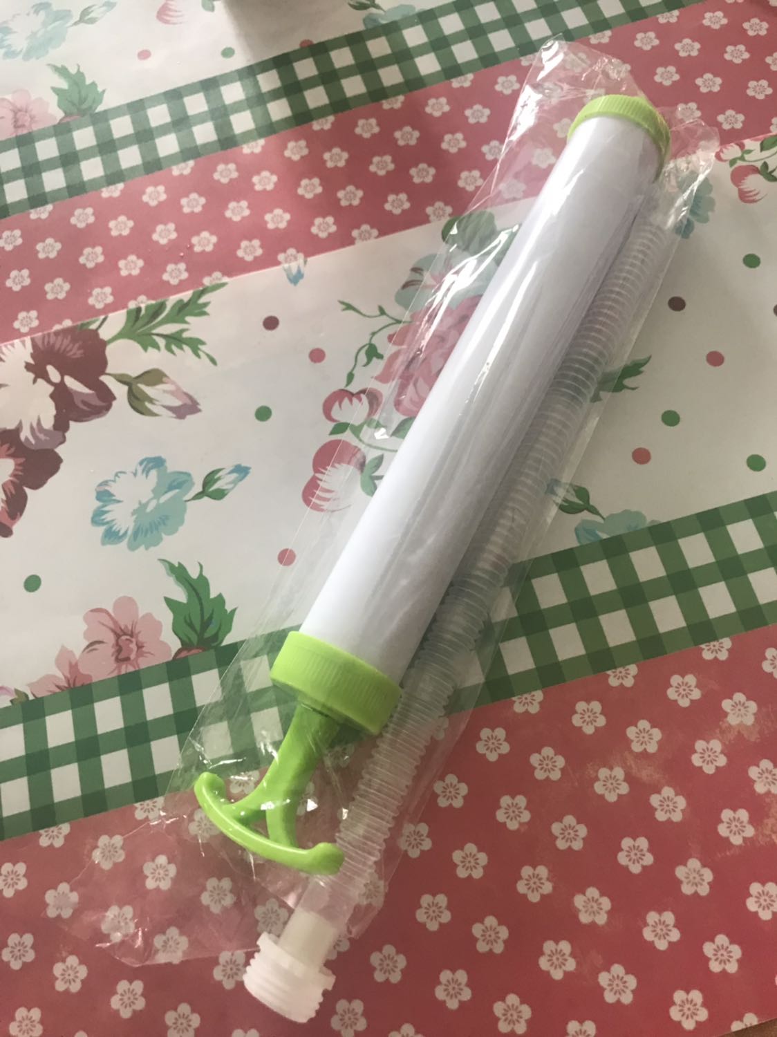 Tôi mua về lấy dùng thử luôn thấy rất tiện lợi nha.
Lúc đầu dùng dụng cụ hút chân không cứ bị tuột ống nối ra, thấy có vẻ không tác dụng, tưởng dỏm. Nhưng liên nhẫn 1 xíu sẽ được, kéo nhẹ tay thôi và kiên nhẫn hơi lâu lâu nhe mọi người.