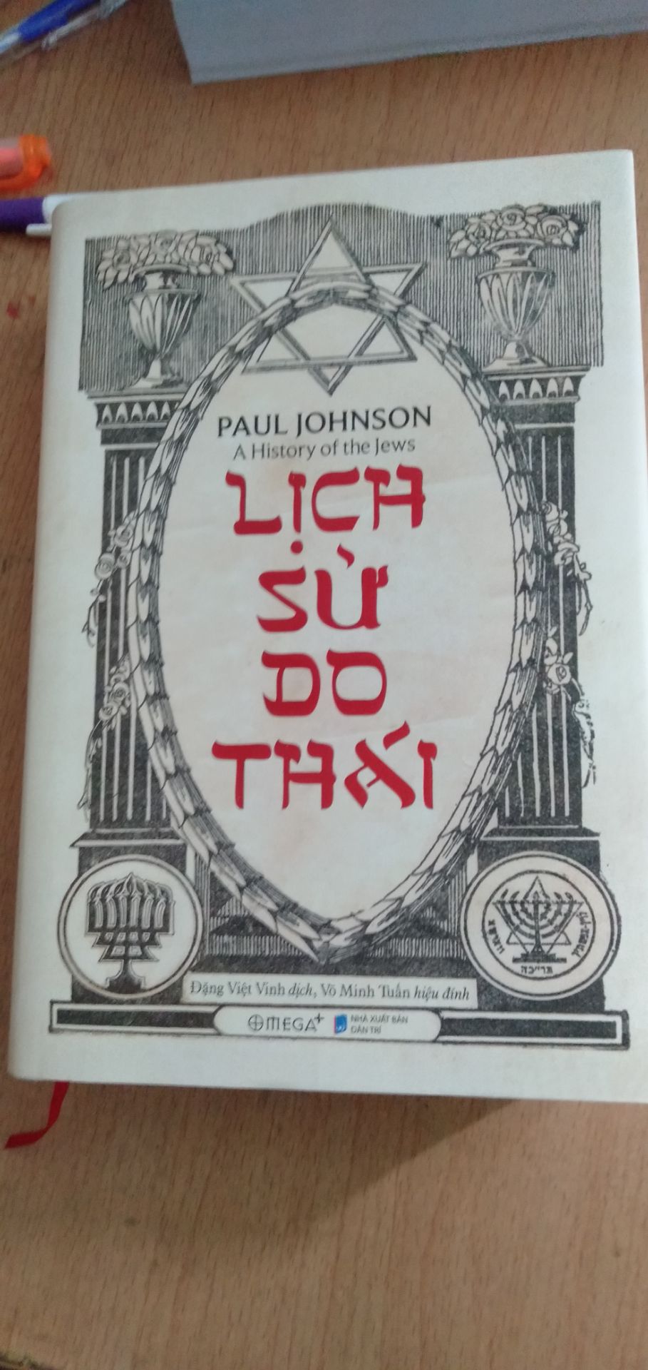 Đối với mình đây là một cuốn sách khá hàn lâm, kiến thức rất nhiều, cộng với các tên riêng của thời cổ đại nên khá khó để tưởng tượng. Mình khuyên mọi người nên đọc chậm rãi, kèm với tra cứu thì mới có thể " ngấm " được. 
Điểm trừ của cuốn này đối với mình là phần mục lục, mình nghĩ sẽ dễ dàng cho độc giả hơn nếu mỗi mục nhỏ được đánh số. Ngoài ra, còn mắc một số lỗi chính tả ( Vd: chữ " bàn thờ" thì bị sai thành chữ " ban thờ" xuyên suốt cả cuốn sách.