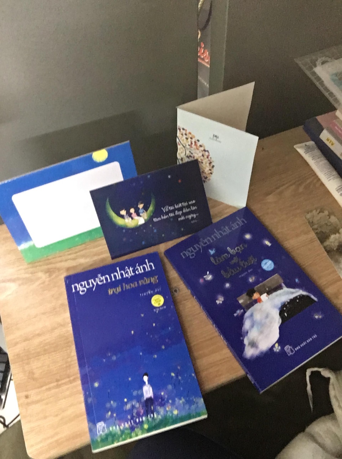 Mình đặt bộ này tặng quà sinh nhật cho bạn, sử dụng dịch vụ giao nhanh và gói quà ở tiki. Giao hàng nhanh, sách đẹp miễn chê, combo quà tặng đủ cả, mỗi tội thiệp in vội bị lem :'( mong lần sau tiki sẽ cẩn thận hơn hiuhiu