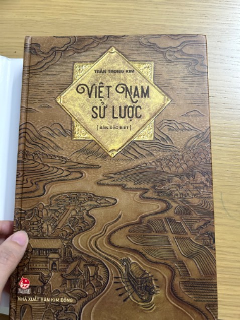 Bìa sách đẹp lắm, giấy bên trong cũng đẹp không kém. Nội dung thì khỏi phải bàn, mình đọc một lần rồi, mua đợt này để tặng. Hy vọng gáy sách bền bỉ theo thời gian.
