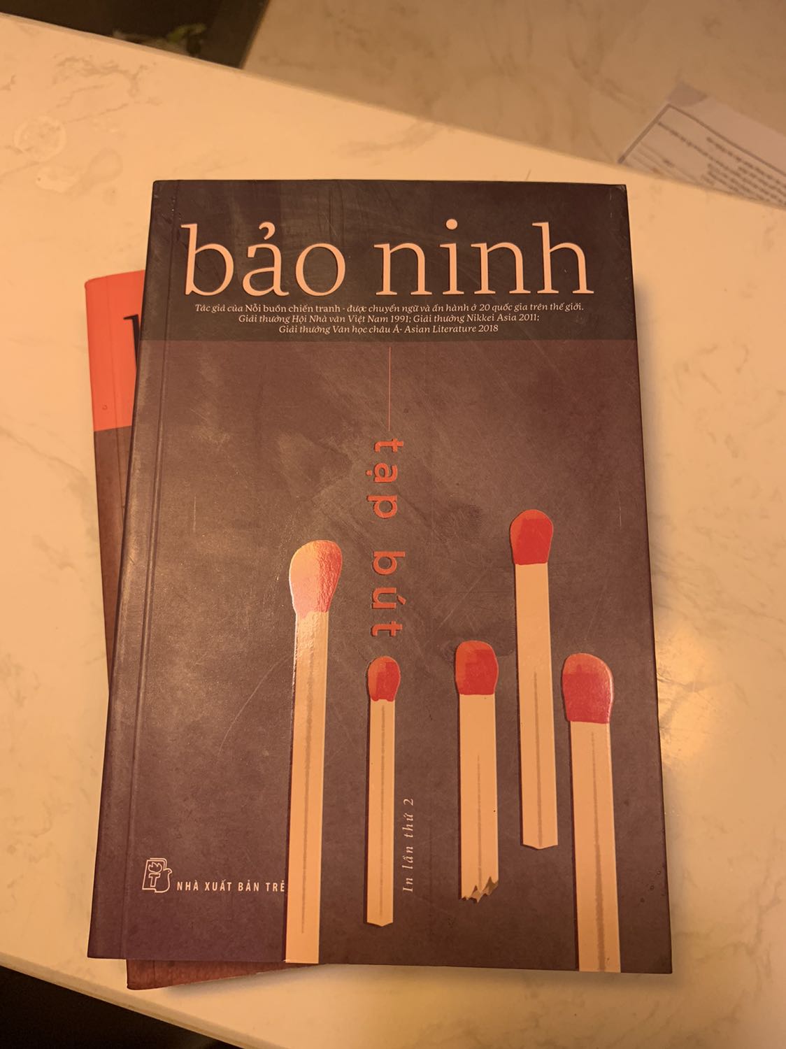 bán cho khách 2 quyển sách bìa đã cũ, quăn queo. mình không muốn cho 1 sao vì  dẫu sao cũng là sách. nhưng mà lần sau nên gửi sách mới bạn nhé. đỡ uổng.