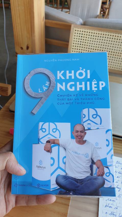 Cuốn sách kể về hành trình xây dựng sự nghiệp của tác giả, trải qua rất nhiều mô hình kinh doanh, thất bại có, thành công có, anh luôn nổ lực và cống hiến để đạt được mục đích của mình, khó khăn nhất là lĩnh vực sản xuất áo thun nhưng anh vẫn kiên trì bền bỉ đầu tư vốn, thời gian sức khỏe để dẫn dắt công ty thành công. Những chia sẻ kinh nghiệm của anh rất quý giá cho các bạn trẻ. Cảm ơn anh