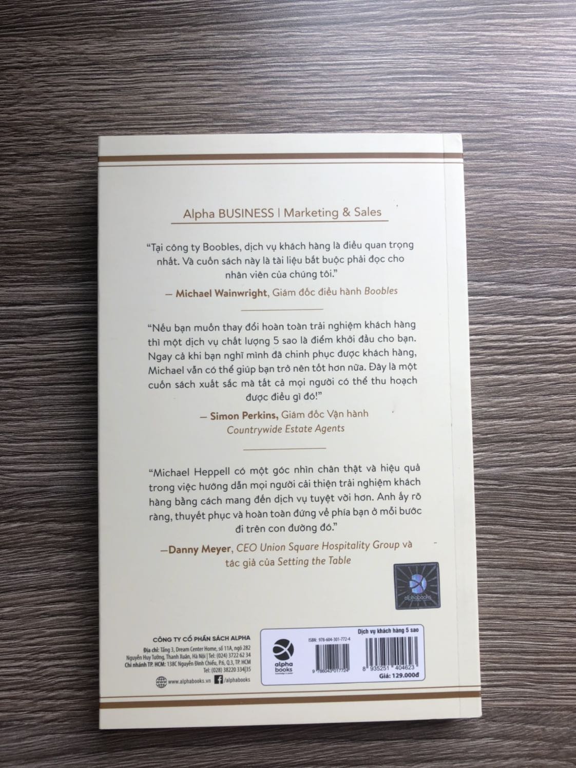- Tiki giao hàng nhanh mới đặt hôm trước hôm sau nhận đc sách luôn. Shipper thân thiện
- Sách đẹp, có bọc bên ngoài nên k bị bụi hay dơ gì hết
- Mình chưa đọc qua sách nên chưa đánh giá đc. Nhưng nghe mn review cuốn này khá hay cho những ai đang làm trong ngành dịch vụ. Hi vọng sẽ hữu ích với mình
Cảm ơn Tiki nhé