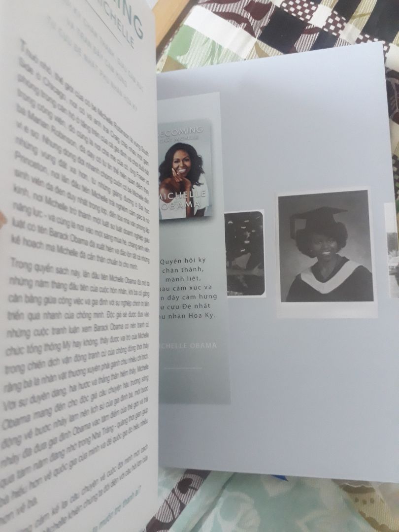 Hài lòng
Cuốn sách in ấn rất tuyệt, bìa cứng cáp và lớp màng mỏng bên ngoài dễ bóc không sợ trầy tay. Điều duy nhất mình hơi phiền lòng về hình thức là không rõ do chữ tập trung quá nhiều ở khúc đầu các trang hay sao mà khi đóng sách lại thì nhìn vệt đen như dính bẩn. Sách có cả bookmark lẫn dải lụa đánh dấu.
Nội dung thì rất ổn. Mình quyết định mua cuốn sách bởi vì những đoạn trích trên ***, đọc thấy rất gần gũi. Cho dù mình không sống ở Mỹ, cũng không có 1 ông chồng sắp đắc cử tổng thống và chưa có con, mình vẫn thấy đồng cảm với Michelle. Ngoài ra trong sách còn đề cập đến cuộc sống thời thiếu nữ của bà và một ít về tâm tư của người gốc Phi trên đất Mỹ nữa. Giở ra bất kỳ đoạn nào mình cũng có thể đọc tiếp được.
Đây là lần đầu tiên mình mua 1 cuốn sách thuộc thể loại Hồi ký