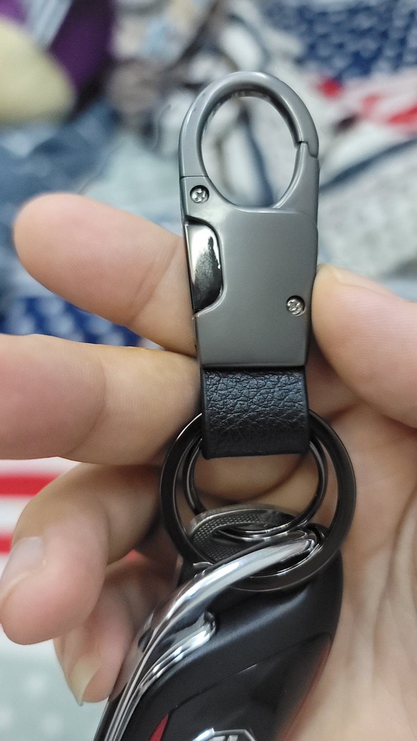 Mình mới nhận sản phẩm lúc gần trưa nay là 1/12. Cũng sử dụng luôn.
Chiều mới để ý mặt còn lại của sản phẩm bị xước chỗ bấm móc như là đã sử dụng nhiều lần rồi. 
Một bên thì mặt rất mới nên mình ko coi kỹ mặt còn lại. Đến chiều mới phát hiện ra. 

Shop coi lại giúp mình.