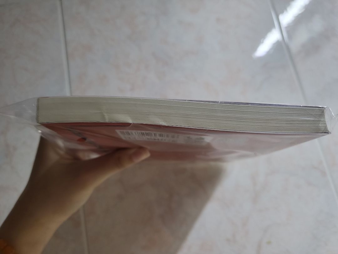 Thấy nhiều bạn chê tiki gói hàng quá, may sao hàng mình không bị hư một tẹo nèo! mà đúng thật là hơi sơ sài ko bọc chống xóc, chỉ có sách và cái hộp.
rewiew sách: mik nghĩ cuốn này jhas healing( viết kiểu kể chuyện đọc ko  chán) nó thật sư là khám phá nỗi đau và yêu thương.