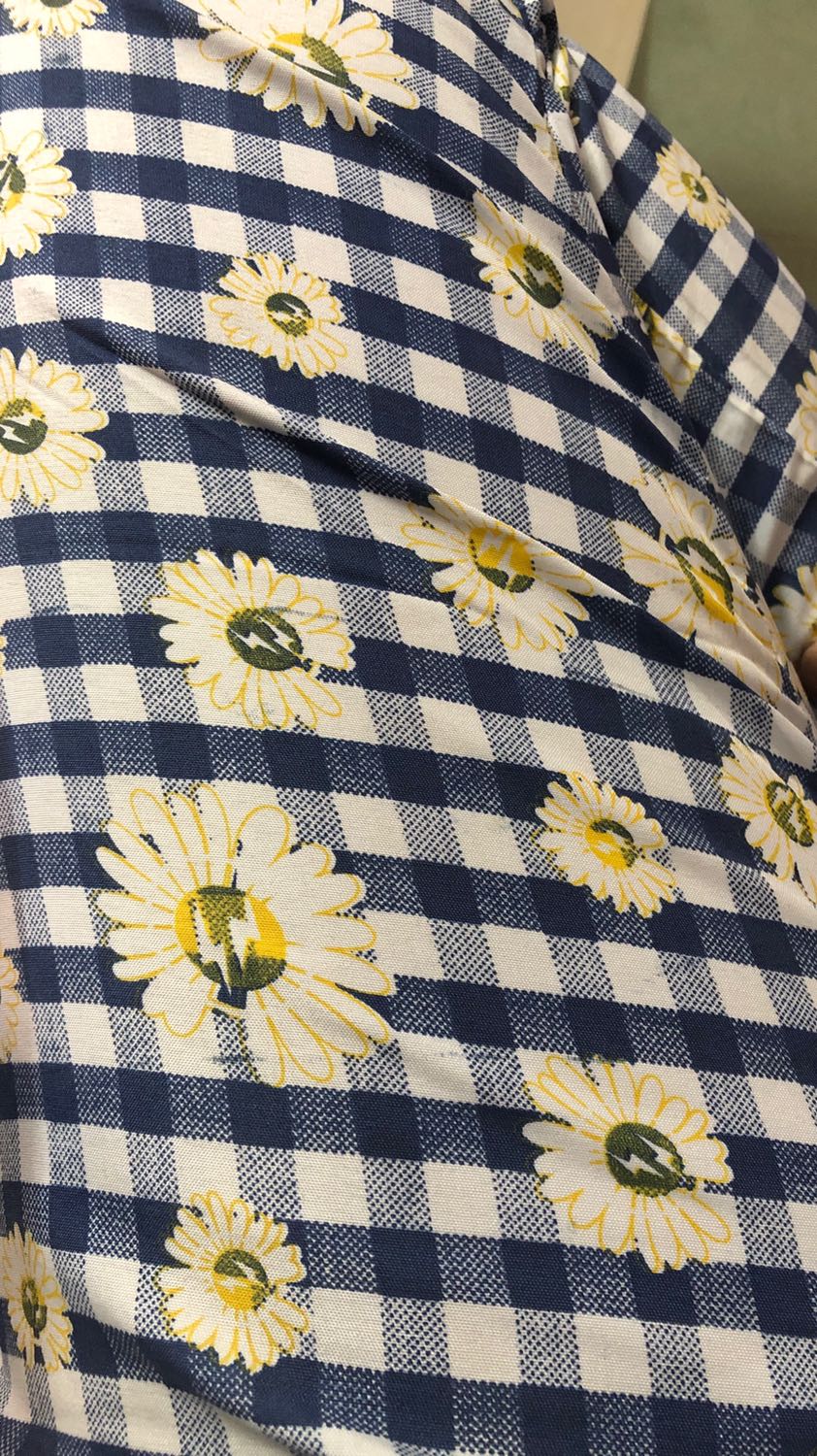 Vải có mùi nồng, giặt ra màu, giặt riêng trc khi mặc, form đồ rộng rãi dễ thương