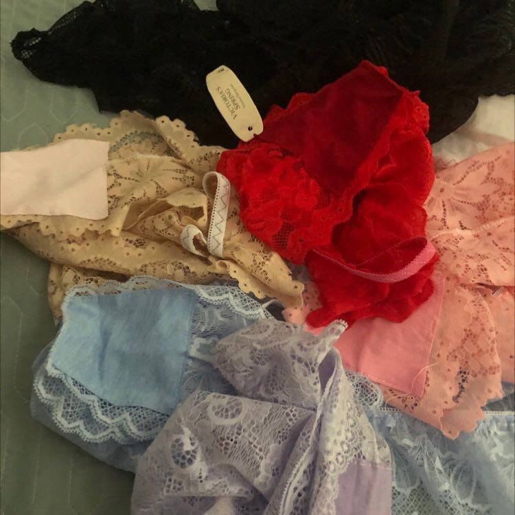 Hoàn toàn không giống hình , đáy quần vải và đừờng chỉ may rất tệ , mua 2 combo kiểu khác nhau mà chỉ giao 1 loại .Mặc dù đã nt cho shop dặn dò rồi .