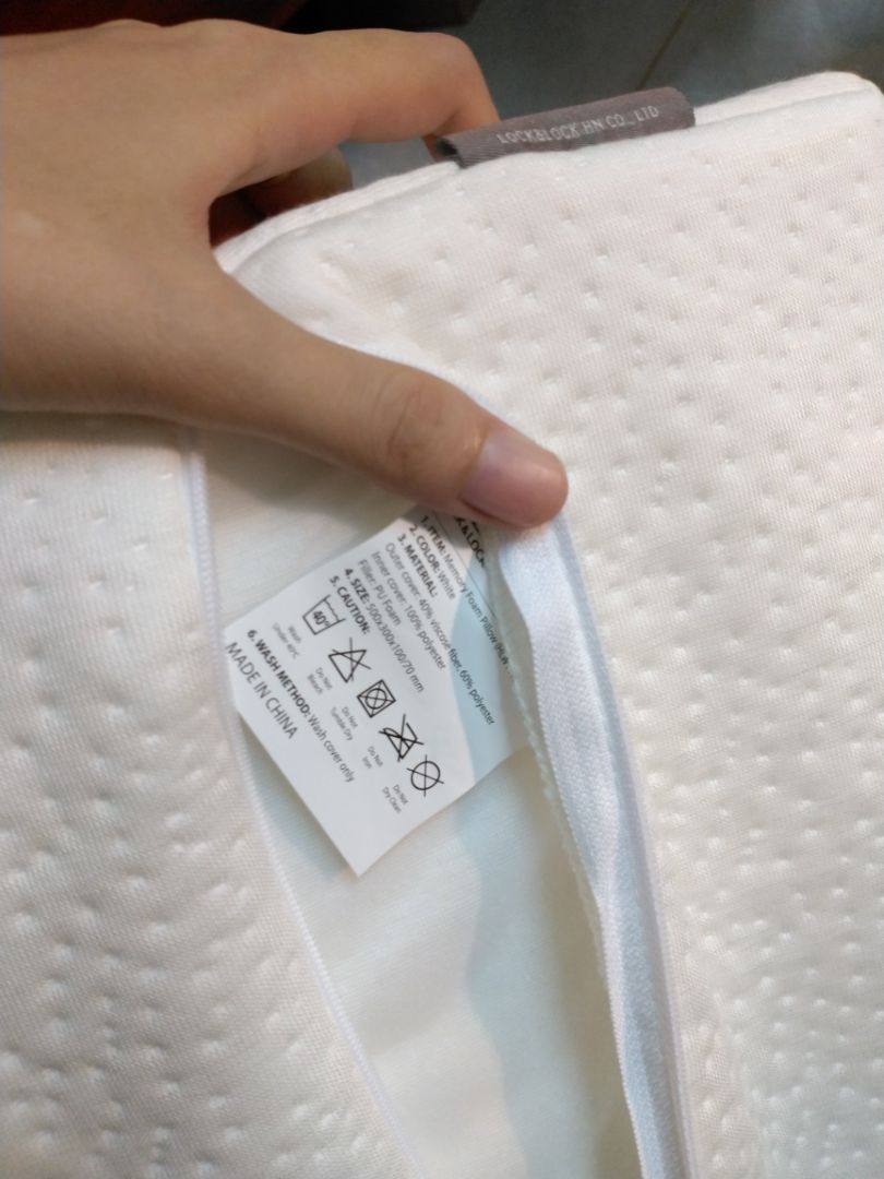 Tiki giao hàng siêu nhanh. SP mới nguyên. Mình thường xuyên ngồi máy tính nên bị đau cổ vai gáy ảnh hưởng giấc ngủ, mua thử sp thấy rất ok. Ban đầu thấy hơi cứng nhưng dùng quen và hiệu quả rõ rệt, ngủ nhanh, giấc ngủ sâu, tỉnh giấc không bị đau. Chiều cao gối vừa phải, bạn nào quen ngủ gối cao thì quay ngược gối lại cũng đc ạ. SP tốt, sẽ mua giành tặng người thân, sp giá sale tốt hơn mua ngoài siêu thị. Cảm ơn Tiki rất nhiều!.