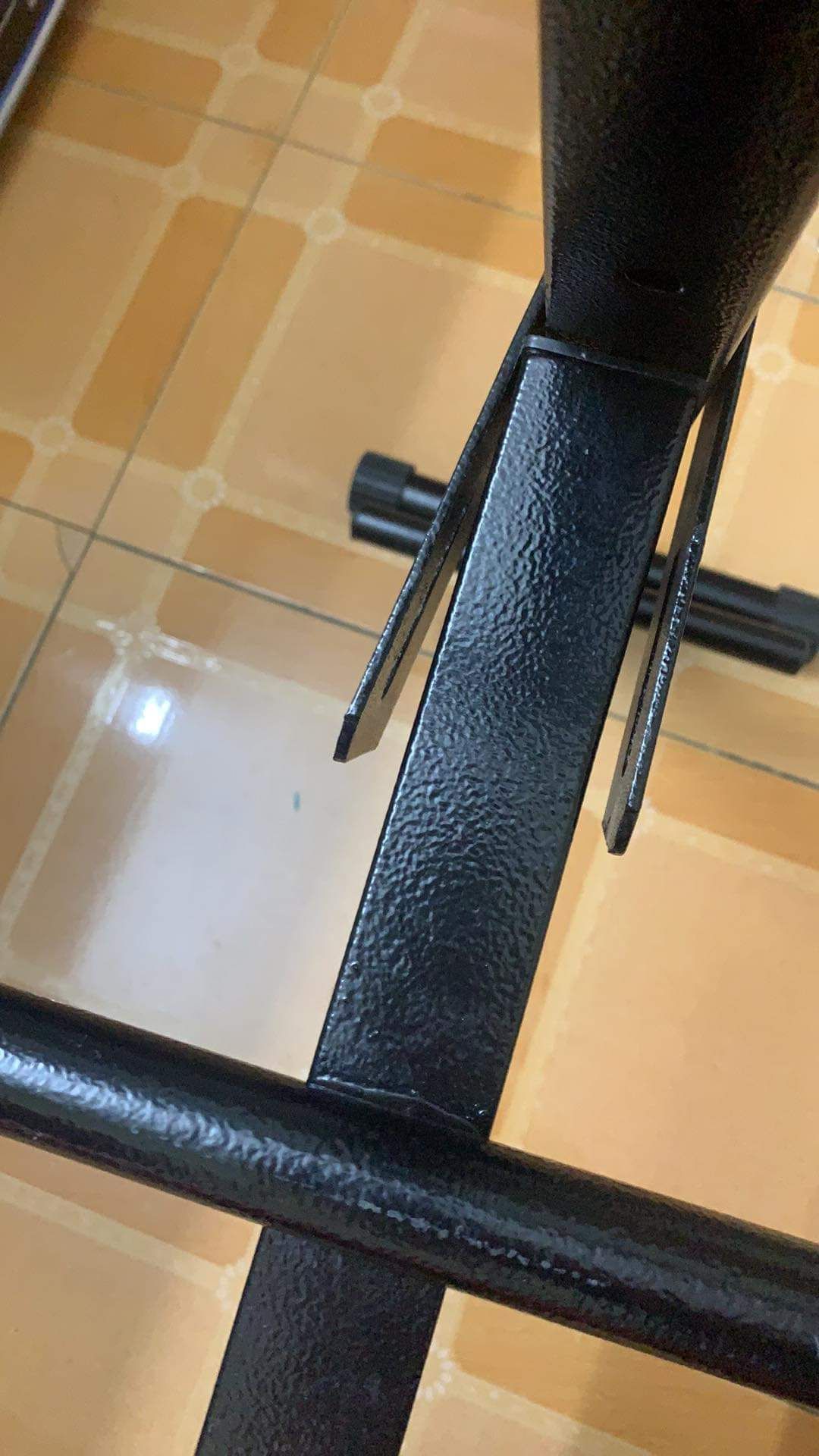 Ống mút lỗ quá nhỏ ko nhét vừa.
Phần lắp kia thì quá rộng giờ ốc ko tới để lắp qua đc.
đề nghị cửa hàng liên hệ lại cho tôi để xử lý !