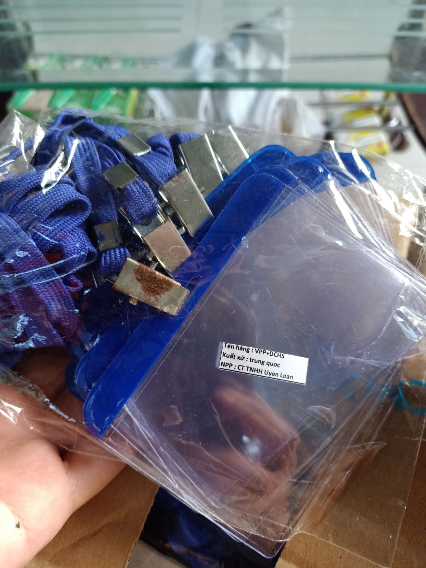 hàng bị rỉ sét rồi