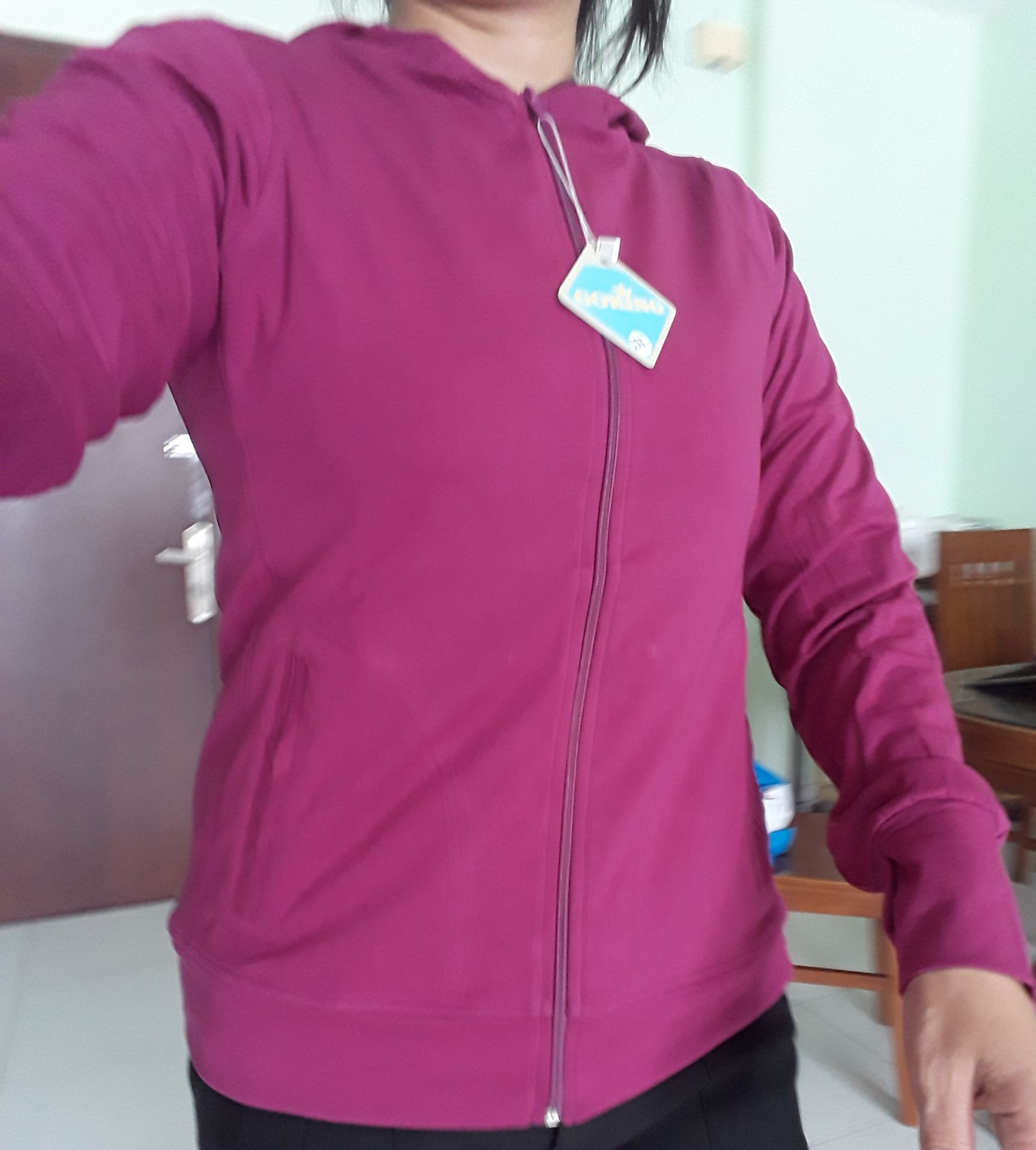 Hàng giao sớm hơn dự kiến 3 ngày. vải cực kỳ mịn và mát, nhẹ,  túi trong ngoài đều có dây kéo. số đo shop đưa chính xác nên chọn vừa ý luôn. shop cho thêm catalogue nên sẽ mua thêm có giảm 10%. rất ủng hộ tiki và shop với những hàng chuẩn như thế này.