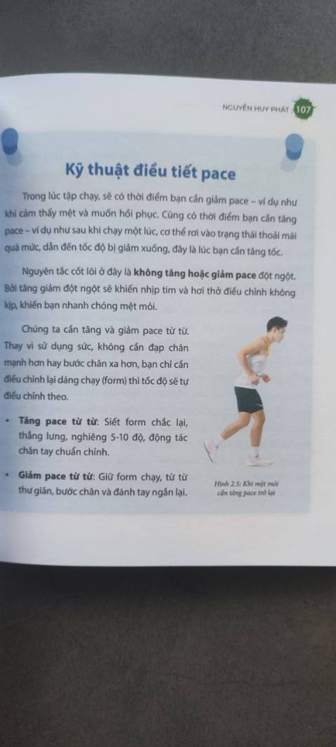 T chạy được 10km rồi mà không biết làm sao lên được 21km. Thấy người ta chạy mà mê. Nhờ tác giả mới biết chạy 21km cũng không khó. Chia nhỏ ra 1 tuần chạy 3 tiếng là ok. Chiến thuật đơn giản dễ thực hiện mà còn không mất quá nhiều thời gian nữa