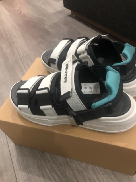 Vừa nhận hàng và đi thử, đầu tiên là trông đẹp, lên chân bắt mắt. Đế dầy, êm ái mà đàn hồi tốt, chắc kiểu sandal thể thao nên vậy. Điểm cộng là khoá bấm thấy rất chuẩn, chỗ chỉnh kích cỡ cũng ok. 5 sao cho cả bạn nhân viên tư vấn và ship nhanh nhé 👌