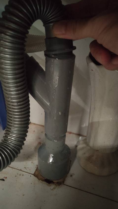 Nhân viên Tiki đến lắp ráp, thu thêm 300k nhưng lắp ráp dối trá, tối qua xài nước chảy tùm lum, điện thoại thì không trả lời :-( đề nghị Tiki cho người đến xử lý, không sẽ trả hàng!