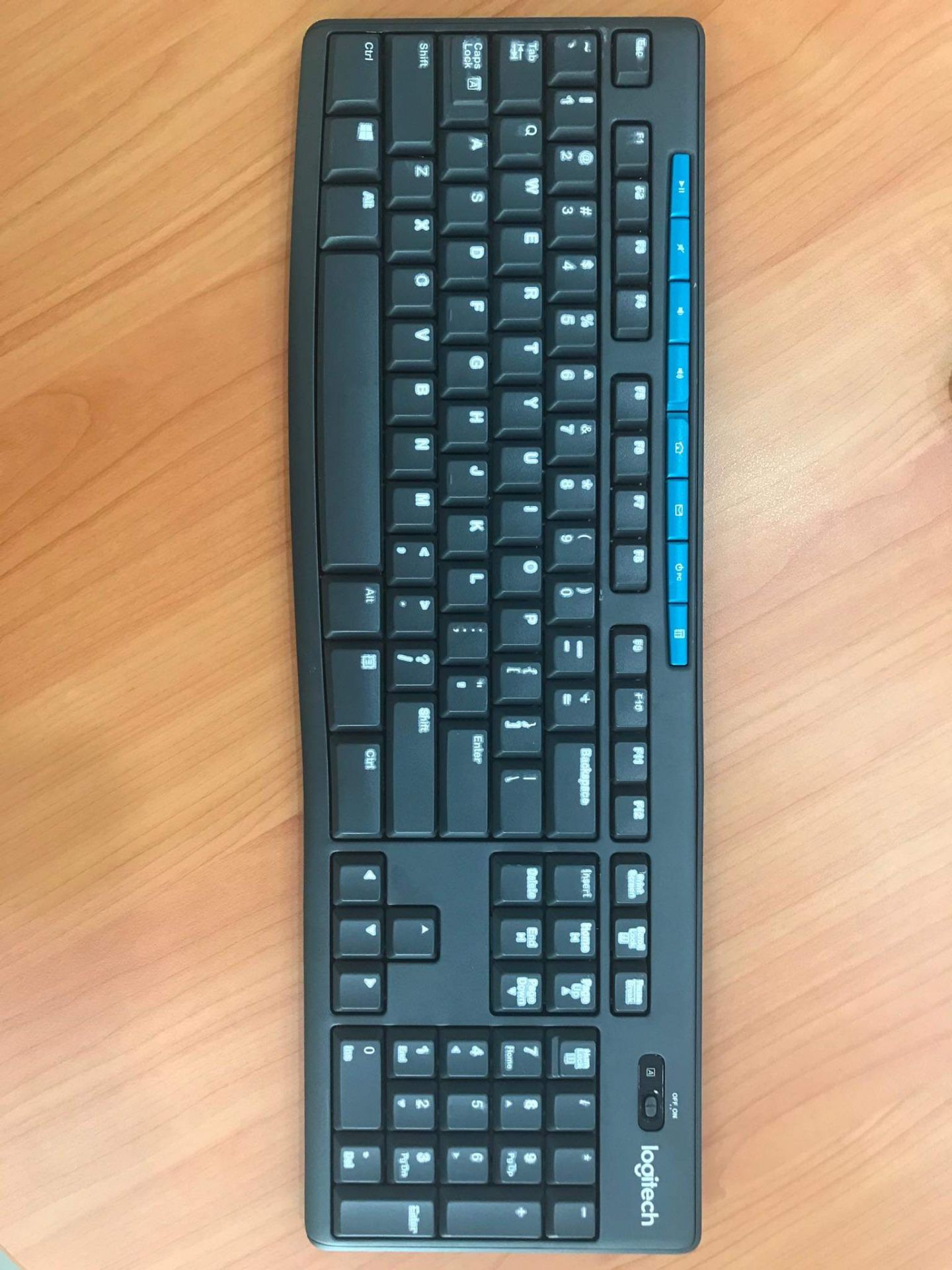 Mình nhận được hàng của Tiki Now giao rất đúng, đặt buổi tối thì sáng đúng 10h nhận được hàng rồi.
Khi mình cắm thử vô máy tính thì kết nối ok, phím và chuột hoạt động bình thường.
Tuy nhiên, mã số sản phẩm in sau lưng bàn phím là K275 thay vì MK275 như Tiki giới thiệu nên mình ko rõ là có nhầm lẫn gì ko.
Mặt khác, mực in trên bàn phím bị lem luốc nhìn rất ghê, mình thử dùng tay cạo đi lớp trên của số O và mũi tên lên thì lớp dưới hiện ra rõ như hình mình chụp lại. Vì vậy, nhờ Tiki kiểm tra lại giúp mình vì sao lại như vậy? Mình nhận được hàng của Tiki Now giao rất đúng, đặt buổi tối thì sáng đúng 10h nhận được hàng rồi.
Khi mình cắm thử vô máy tính thì kết nối ok, phím và chuột hoạt động bình thường.
Tuy nhiên, mã số sản phẩm in sau lưng bàn phím là K275 thay vì MK275 như Tiki giới thiệu nên mình ko rõ là có nhầm lẫn gì ko.
Mặt khác, mực in trên bàn phím bị lem luốc nhìn rất ghê, mình thử dùng tay cạo đi lớp trên của số O và mũi tên lên thì lớp dưới hiện ra rõ như hình mình chụp lại. Vì vậy, nhờ Tiki kiểm tra lại giúp mình vì sao lại như vậy?