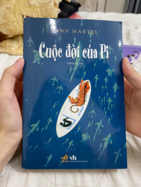 Sản phẩm tốt, chất liệu giấy tốt ,chữ in rõ nét bìa đẹp ,sách có mùi thơm rất dễ chịu , khá dầy, giao nhanh. Nên mua nha