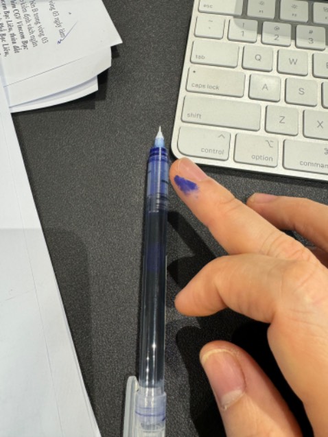 Chất lượng quá kém, viết bị chảy hết mực ra tay