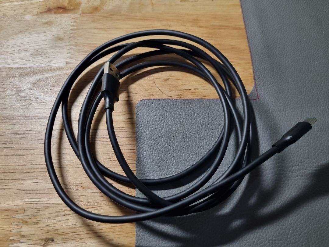 Cáp chắc chắn, hoàn thiện đẹp. 2m nên phù hợp để tại chỗ hơn là mang đi lại.