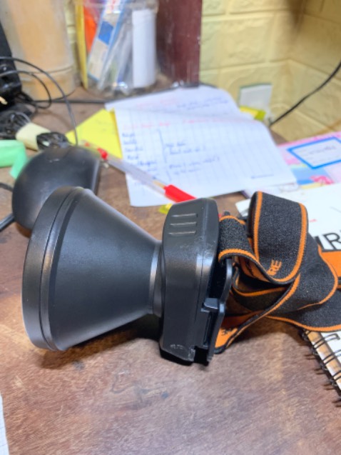 Anh chị có thể vui lòng đổi lại giúp tôi không ạ? Tôi cần để đi xa dài ngày. Cái này tôi xài thử có 3 ngày, mỗi ngày 1 giờ mà pin đã yếu rồi.