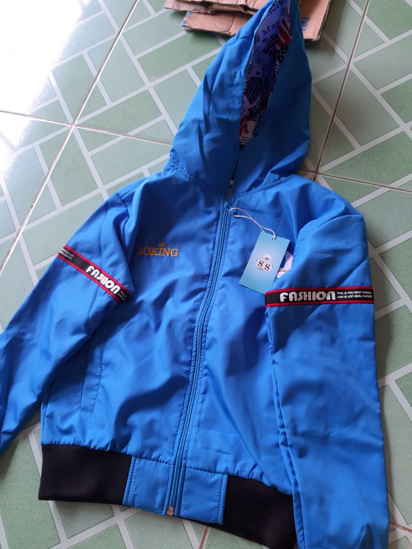 Sản phẩm chất liệu khá tốt tuy nhiên cái tay áo hơi nhỏ và chật so với tay của bé. Câu slogan tiếng Anh cũng sai rồi. "This is your best choice" mới đúng. Vài góp ý giúp nhà cung cấp.