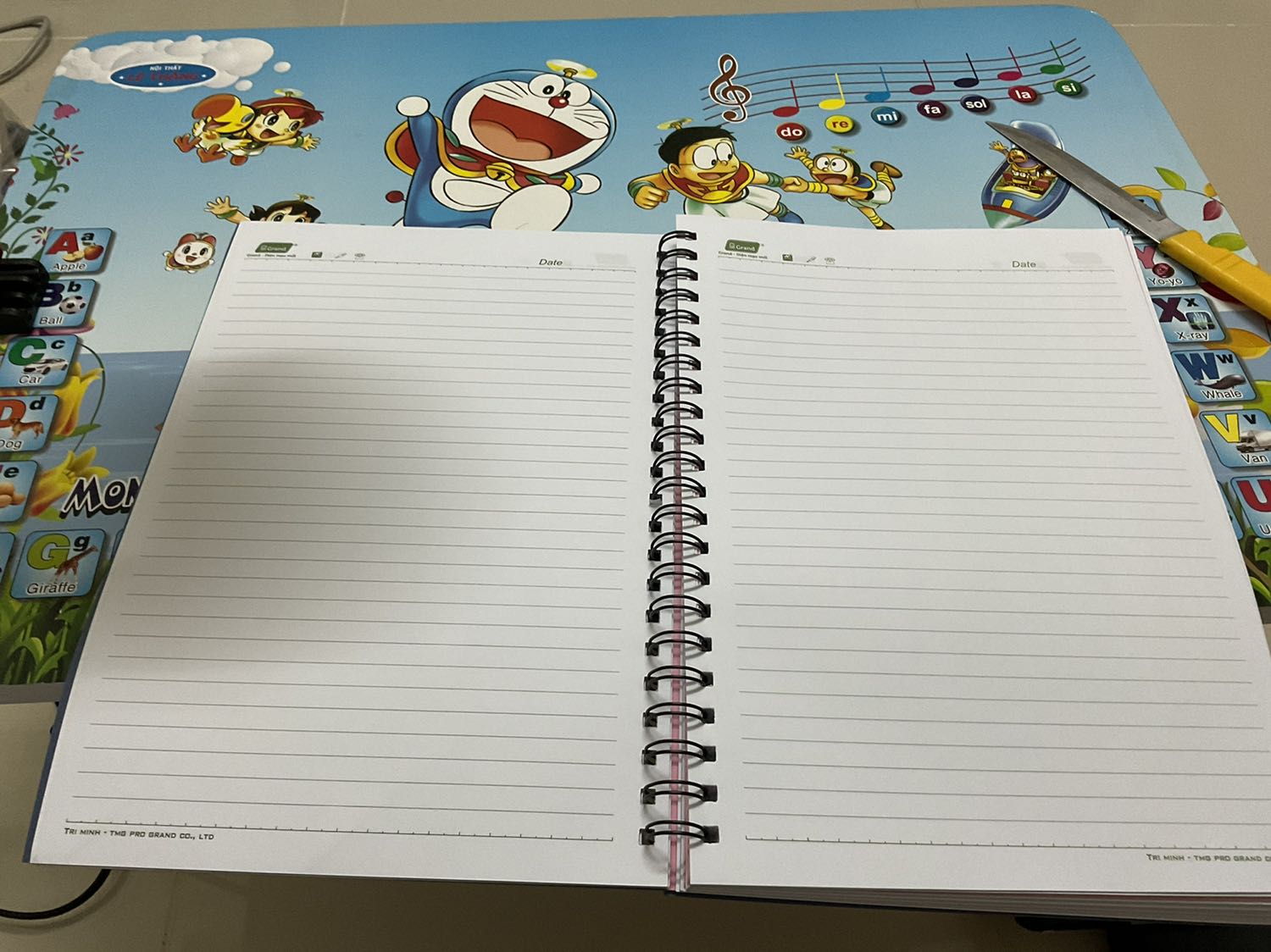 Minn mua 2 cuốn, 1 bìa xanh, 1 bìa hồng. Giao nhanh. Giấy sáng. Đã xài sổ này rồi nên rất thích, size to, cỡ gần A4 lận. Dày, thông số có trên bìa. Giá rẻ. Mình dùng làm vở ghi. Cơ bản cầm chắc tay, nghĩa là có hơi nặng nếu bạn không cần viết quá nhiều thì có thể cân nhắc.