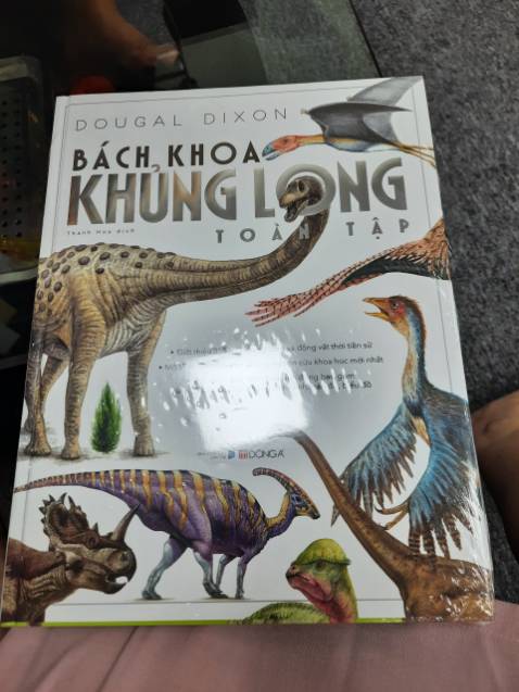 Giao hàng siêu siêu nhanh, mình đặt 10h23 sáng 3/6, thấy ghi là giao vào 9/6 mà tới 17h chiều 3/6 đã thấy gọi giao hàng rồi. Sách còn nguyên bọc nilong, mình mua tặng sinh nhật nên cũng không bóc ra xem thêm nữa mà gói luôn vào quà.