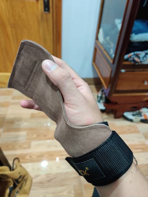 Hàng khá ngon và mùi da khá thơm. Hi vọng là mình sẽ tự tin set những kỉ lục mới và phòng gym và cũng mong cái găng này sẽ trụ được với mình càng lâu càng tốt :D