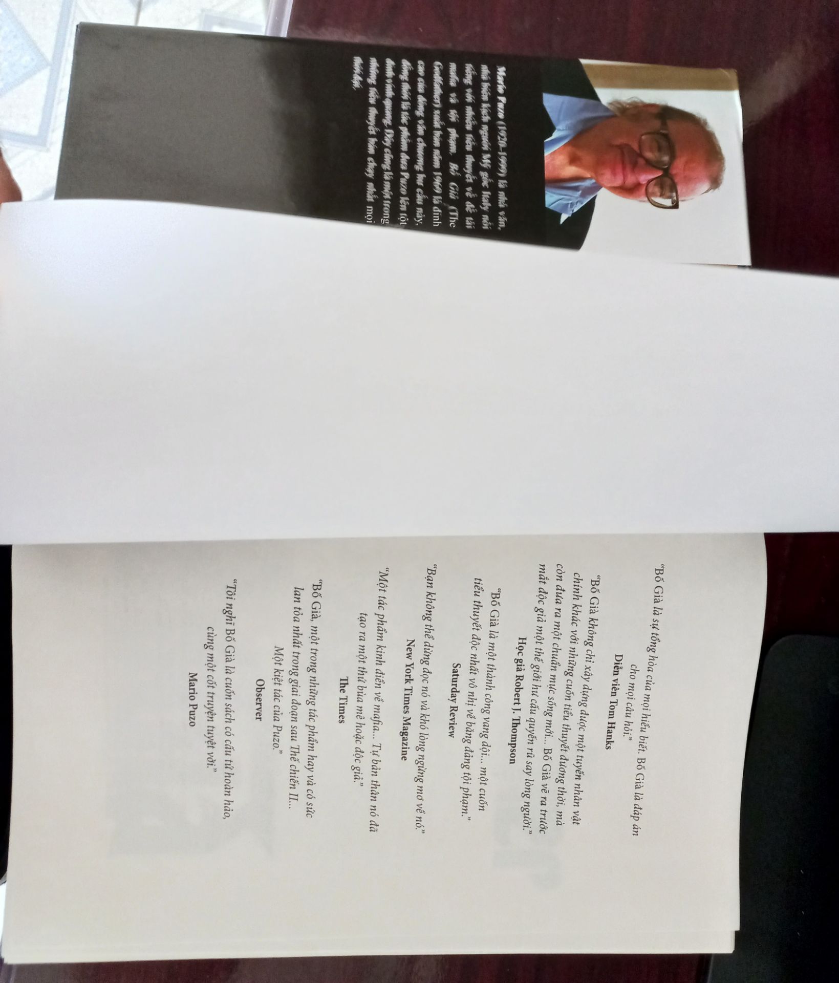 Một tác phẩm về Mafia nhưng đặc biệt đề cao tình cảm gia đình. Sự bản lĩnh và cái khí chất đàn ông mà ai cũng phải say mê, cách mà con người ứng biến trước khó khăn, biến cố bằng một cái đầu lạnh với những âm mưu, toan tính hoặc sự nóng nảy hay hèn nhát của từng thành viên đều có sức hấp dẫn riêng. Đương nhiên là không thể thiếu những bài học sâu sắc, thực tế. Đây là cuốn sách nhất định phải đọc và:  "Tiki luôn là chỗ uy tín nhất để chọn mua sách, giá tốt, giao hàng cực nhanh, chất lượng là số 1".