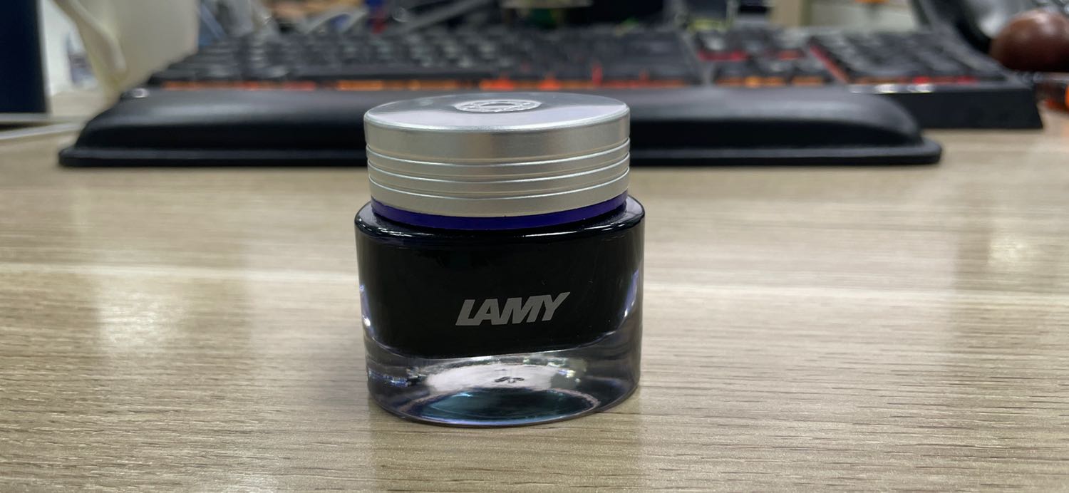 Mực đẹp nhưng có 3 vấn đề:
- giao hàng hơi lâu
- thiết kế bình mực nông nên phải nghiêng cả thân bút để bơm mực
Giá khá cao Mực đẹp nhưng có 3 vấn đề:
- giao hàng hơi lâu
- thiết kế bình mực nông nên phải nghiêng cả thân bút để bơm mực
Giá khá cao