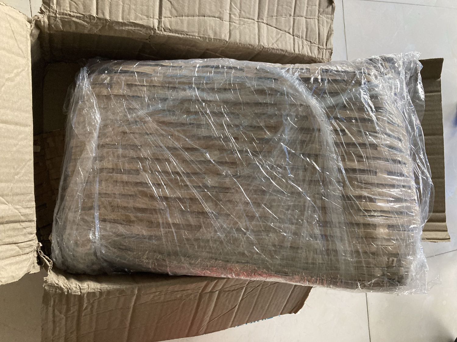 Hộp không giống như hộp mua bên cửa hàng và cty.