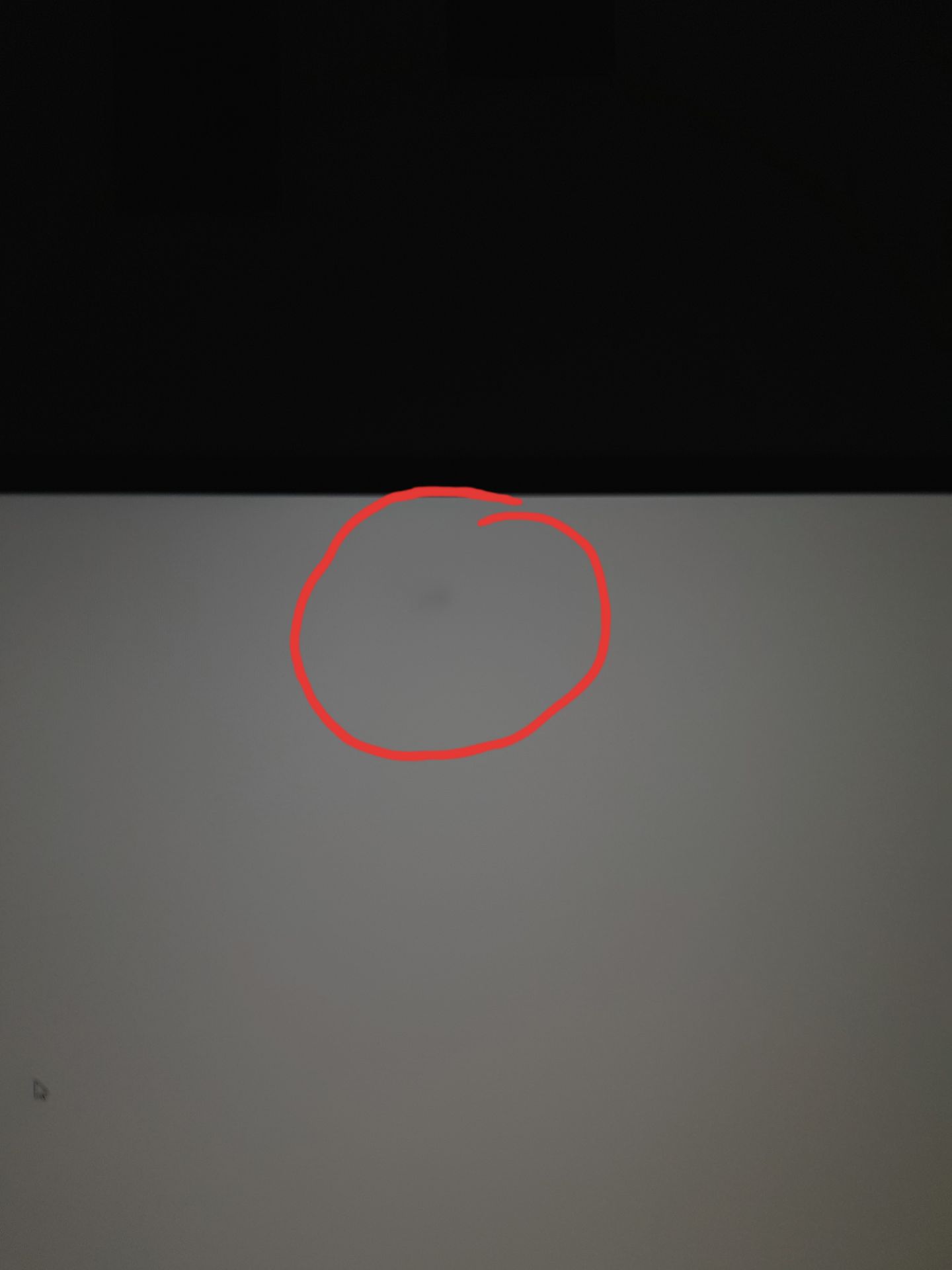 Mình nhận màn hình hôm qua, mình kiểm tra thì phát hiện màn hình có một đóm màu xám rất khó chịu, đặc biệt khi ở khung màu trắng rất dễ nhìn thấy bằng mắt thường. Mong tiki hỗ trợ đổi sản phẩm vì ảnh hưởng trực tiếp đến sử dụng nhất là đối với màn hình design.