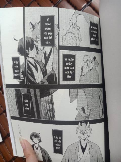 Truyện dễ thương và nhẹ nhàng, đọc nhoáng cái là hết. Nét tác giả mềm mại, tròn ủm thấy cưng. Chia khung độc đáo và xây dựng tạo hình cho các nhân vật dựa trên đặc điểm có thật của loài đó, dễ thấy nhất là sự thay đổi trong lông tóc của bé chim. Bản dịch mình đánh giá là tuyệt vời, xuất sắc, bởi vừa truyền tải được nghĩa, sắc thái và thông điệp của bản gốc, đồng thời giữ được tính tự nhiên của bản dịch khiến độc giả là người Việt đọc không cấn tẹo nào. Có nhiều câu trong một trang đọc thấy rõ vần điệu, êm ái và nịnh tai.